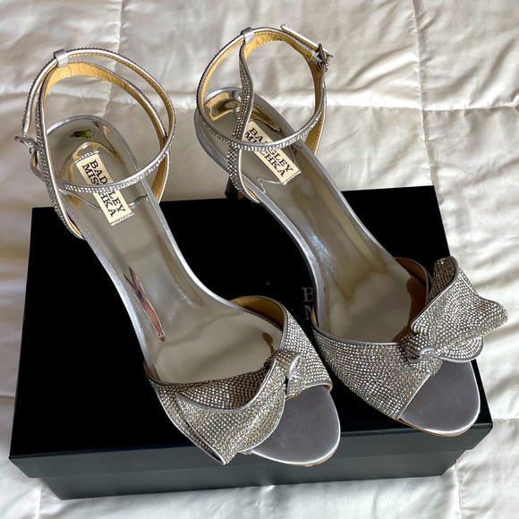 Badgley Mischka Silver Sparkle Heel with bow shoes - Picture 2 of 10